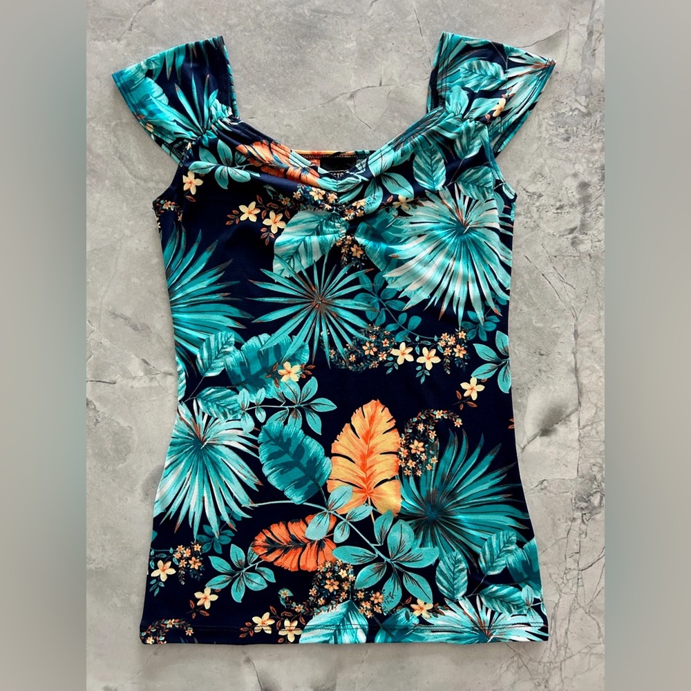 NWT Retrolicious Isabel Top in Tropical
